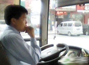 司机撞车吃瓜视频,网友热议交通安全意识