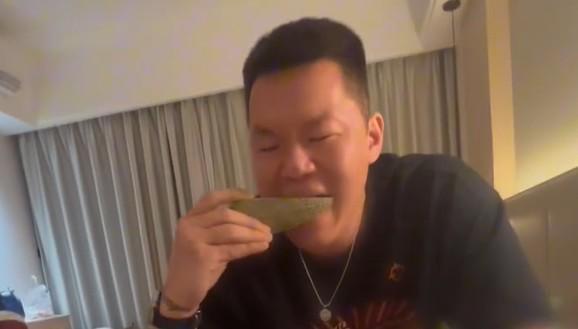 抛媚眼吃瓜视频,揭秘网络短视频的趣味与魅力