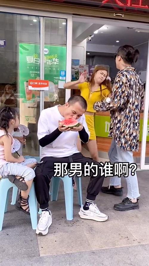 吵架情侣吃瓜群众视频,吃瓜群众围观,场面一度尴尬