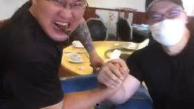 小勇腕力吃瓜,吃瓜群众见证奇迹时刻